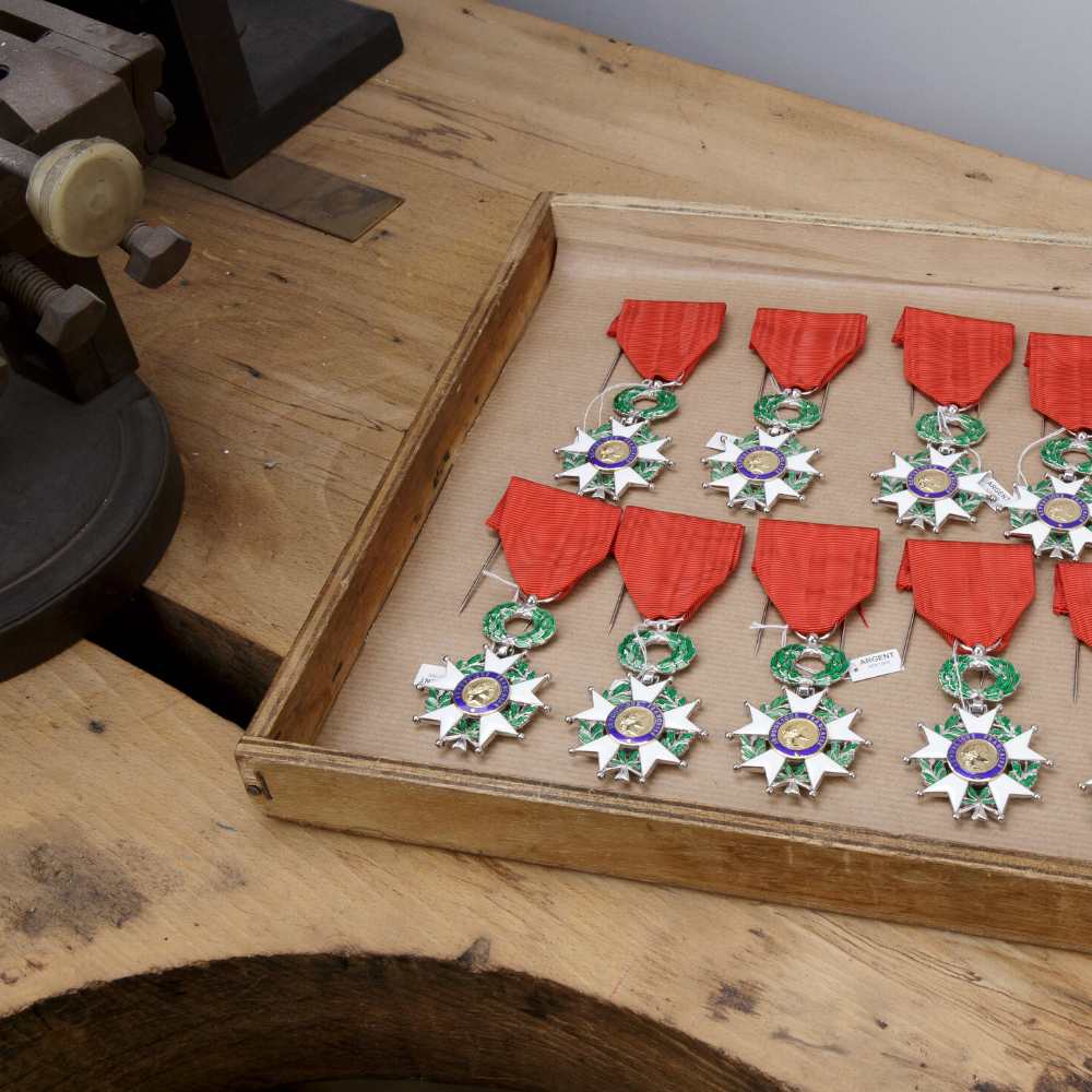 Dans les coulisses de fabrication de la Légion d'honneur